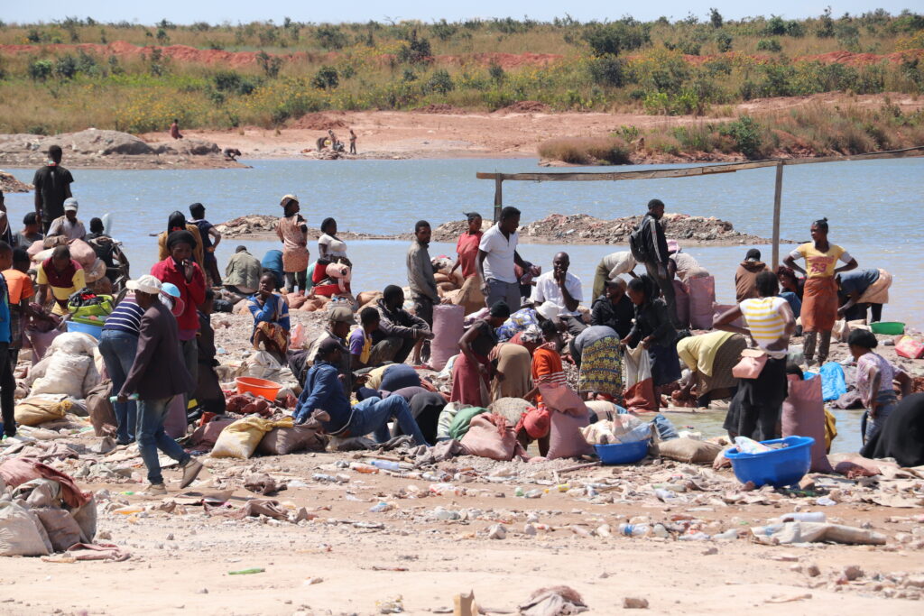 Washers working at the Kamilombe mine site.